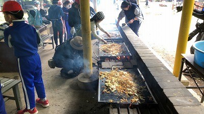野外炊飯（やきそば）