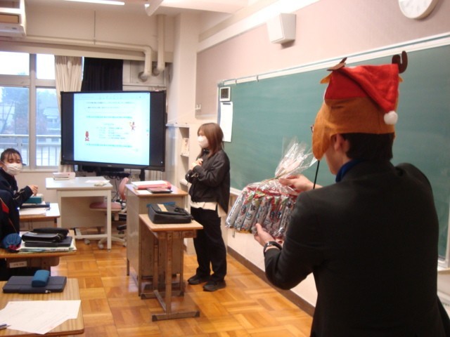 TX様からいただいたプレゼントを渡している教頭先生